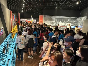 Record Visitors at the New Vietnam Military History Museum in Hanoi - image 3