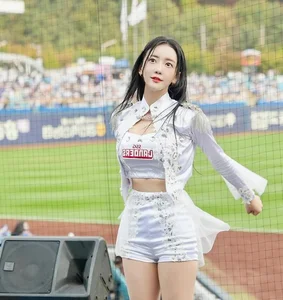Korean Cheerleader Goddess Steals Hearts with Her Stunning Physique - image 9