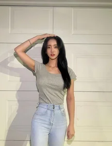 Korean Cheerleader Goddess Steals Hearts with Her Stunning Physique - image 2