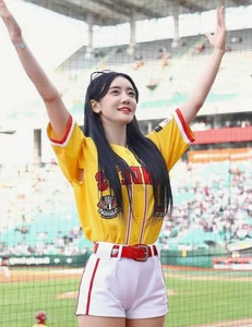 Korean Cheerleader Goddess Steals Hearts with Her Stunning Physique - image 5