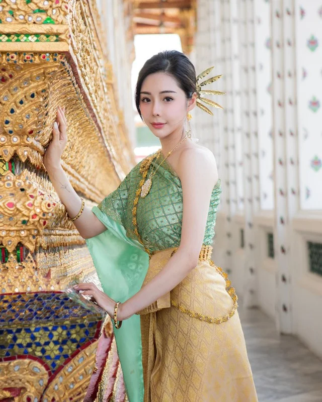 Street Food Vendor Hot Girl Sparks Online Buzz with Bold Fashion Choice