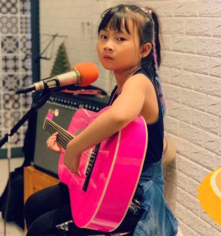Singer Hoang Bach’s Daughter Meo Meo Grows Up Beautifully at 12
