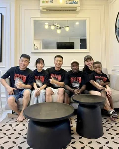 A Heartwarming Reunion: Loi Con and Miss Thuy Tien Fix Past Mistakes - image 0
