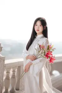Discover the gentle beauty of Vietnamese girl in white Ao Dai - image 0