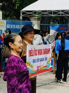 Viral Social Media Highlights: Youthful Mother-in-Law and Inspiring Act of Honesty - image 9