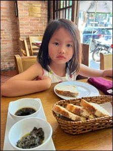 Phan Nhu Thao’s Daughter Shows Preference for Dad Duc An in Sweet Family Moments - image 0