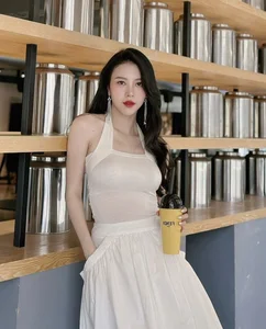 Former Flight Attendant Beauty Queen Mistaken for Student in Youthful Outfit - image 5