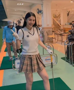 Former Flight Attendant Beauty Queen Mistaken for Student in Youthful Outfit - image 3