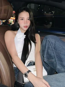 Former Flight Attendant Beauty Queen Mistaken for Student in Youthful Outfit - image 0