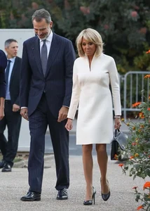 The Timeless Elegance of Brigitte Macron: A Masterclass in Modern French First Lady Fashion - image 10