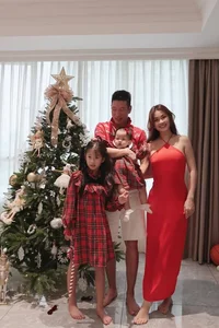 Vietnamese Celebrities Celebrate Christmas with Family and Loved Ones - image 8