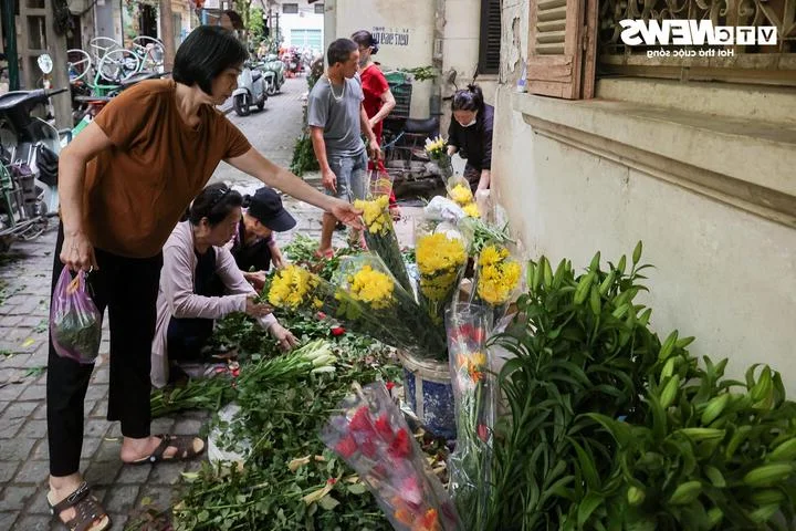 Dragon Boat Festival Economics: Floral Offerings and Rising Cake Prices