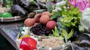 Dragon Boat Festival Economics: Floral Offerings and Rising Cake Prices - image 1