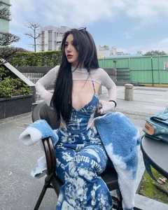Bold Street Style: Taiwanese Influencer Captivates with Daring Urban Fashion - image 1