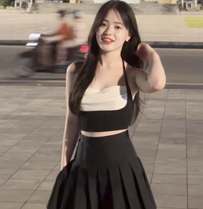 The Timeless Beauty of the Viral Sensation Who Captivated the Internet at 20 - image 9