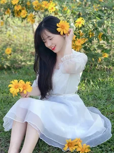 The Timeless Beauty of the Viral Sensation Who Captivated the Internet at 20 - image 1