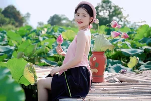 The Timeless Beauty of the Viral Sensation Who Captivated the Internet at 20 - image 8