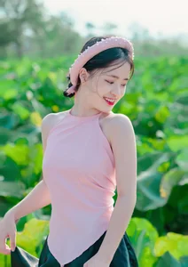 The Timeless Beauty of the Viral Sensation Who Captivated the Internet at 20 - image 6