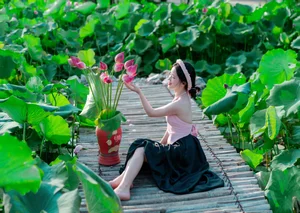 The Timeless Beauty of the Viral Sensation Who Captivated the Internet at 20 - image 7