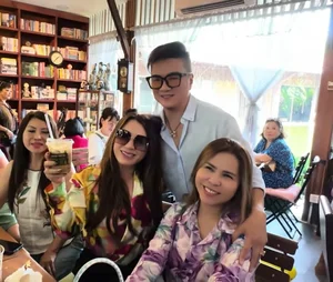 Trizzie Phuong Trinh Visits Dam Vinh Hung's Shop and Meets Icon Huong Lan - image 3