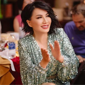 Trizzie Phuong Trinh Visits Dam Vinh Hung's Shop and Meets Icon Huong Lan - image 4