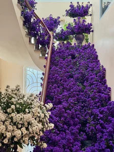 Breathtaking Home Decor: Transforming a Staircase with 150 Bundles of Michaelmas Daisies - image 20