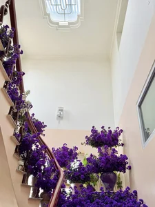 Breathtaking Home Decor: Transforming a Staircase with 150 Bundles of Michaelmas Daisies - image 12