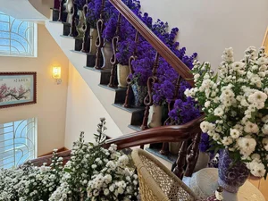 Breathtaking Home Decor: Transforming a Staircase with 150 Bundles of Michaelmas Daisies - image 21