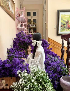 Breathtaking Home Decor: Transforming a Staircase with 150 Bundles of Michaelmas Daisies - image 9