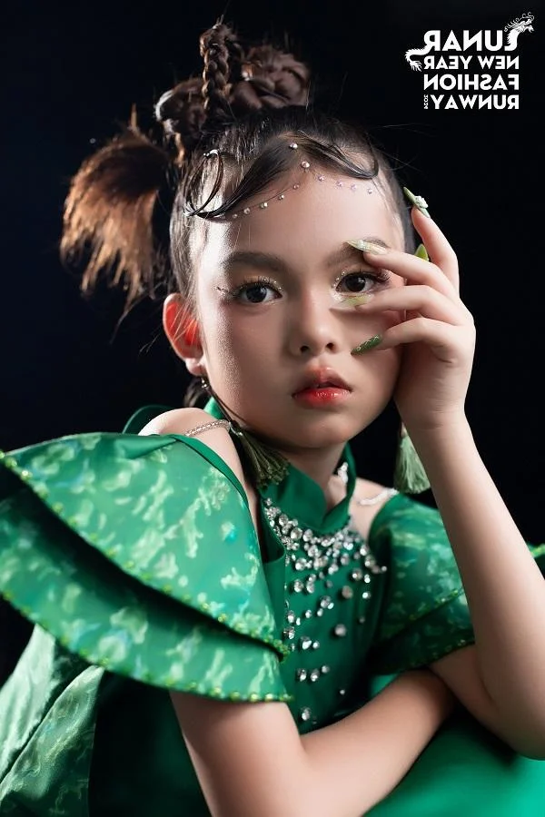 Young Model Nguyễn Doãn Hoàng Kim Shines in Legacy of Ceramic Collection