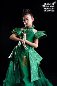 Young Model Nguyễn Doãn Hoàng Kim Shines in Legacy of Ceramic Collection - image 9