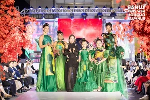 Young Model Nguyễn Doãn Hoàng Kim Shines in Legacy of Ceramic Collection - image 7