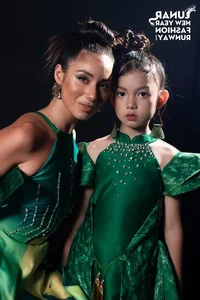 Young Model Nguyễn Doãn Hoàng Kim Shines in Legacy of Ceramic Collection - image 6