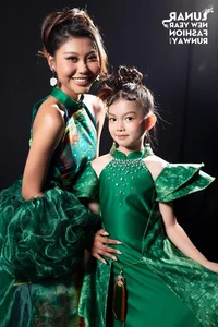 Young Model Nguyễn Doãn Hoàng Kim Shines in Legacy of Ceramic Collection - image 2