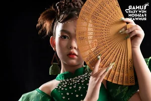 Young Model Nguyễn Doãn Hoàng Kim Shines in Legacy of Ceramic Collection - image 1