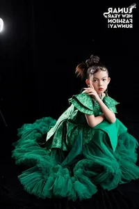 Young Model Nguyễn Doãn Hoàng Kim Shines in Legacy of Ceramic Collection - image 11