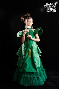 Young Model Nguyễn Doãn Hoàng Kim Shines in Legacy of Ceramic Collection - image 5