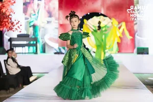 Young Model Nguyễn Doãn Hoàng Kim Shines in Legacy of Ceramic Collection - image 3