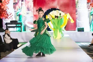 Young Model Nguyễn Doãn Hoàng Kim Shines in Legacy of Ceramic Collection - image 10