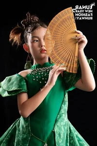 Young Model Nguyễn Doãn Hoàng Kim Shines in Legacy of Ceramic Collection - image 8