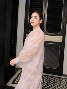 Famous Female DJ Embraces Elegant and Feminine Style After High-Profile Breakup - image 7