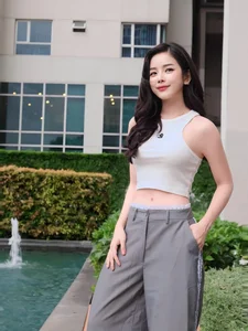 Famous Female DJ Embraces Elegant and Feminine Style After High-Profile Breakup - image 6