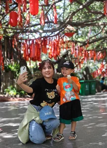 Discover Ho Chi Minh City's Century-Old Wishing Tree Attracting Thousands of Tet Visitors - image 3