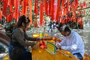 Discover Ho Chi Minh City's Century-Old Wishing Tree Attracting Thousands of Tet Visitors - image 2