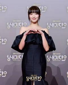 Red Carpet Controversy: Famous Actress Criticized for White Dress Choice - image 1