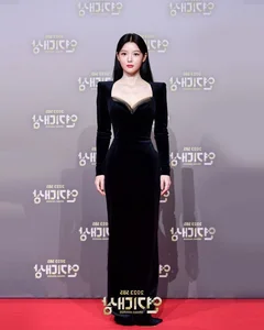 Red Carpet Controversy: Famous Actress Criticized for White Dress Choice - image 4