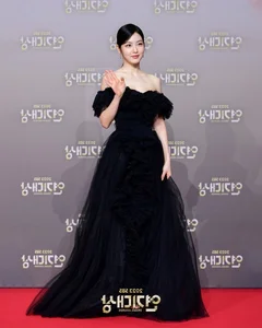 Red Carpet Controversy: Famous Actress Criticized for White Dress Choice - image 5