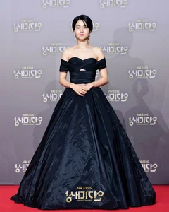 Red Carpet Controversy: Famous Actress Criticized for White Dress Choice - image 6