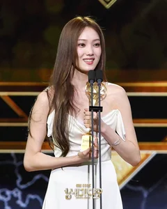 Red Carpet Controversy: Famous Actress Criticized for White Dress Choice - image 3
