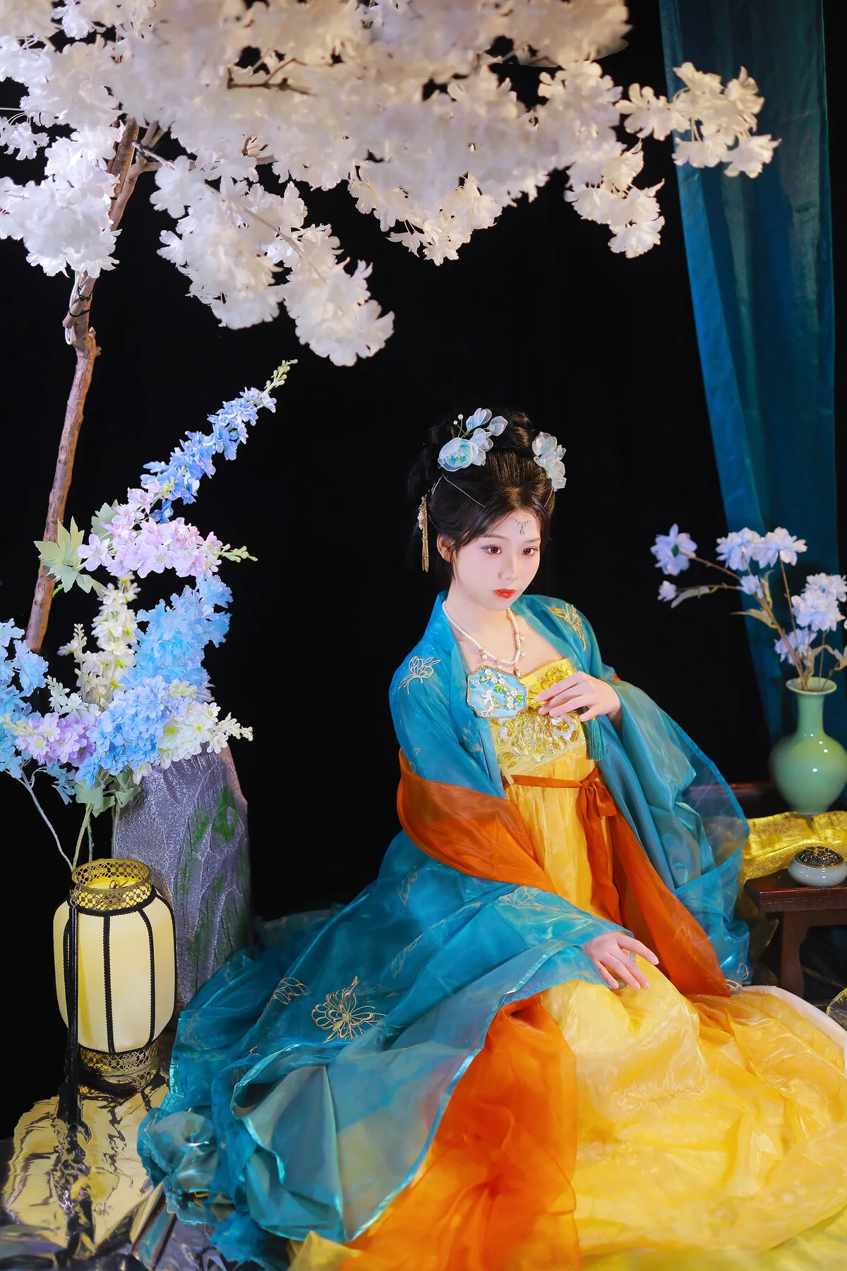 YiTuYu Art Language Vol.8104 Featuring Zhou Zhou Ay: A 23-Image Artistic Showcase